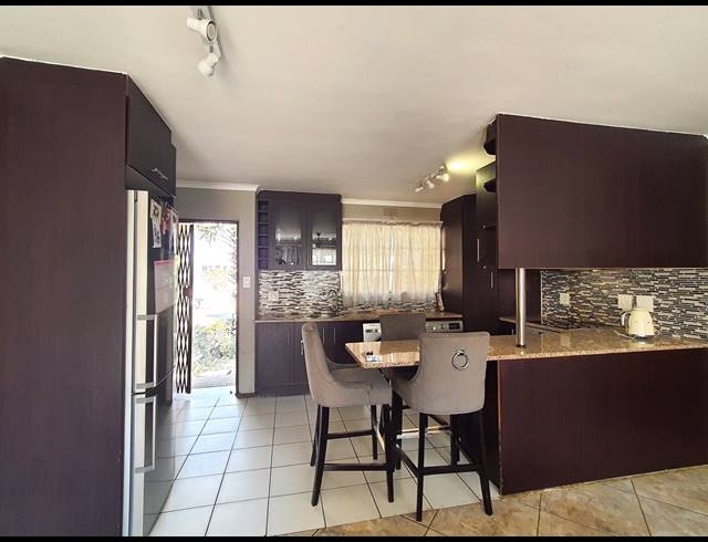 2 BEDROOM SIMPLEX FOR SALE IN COUNTRY VIEW